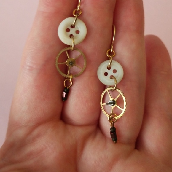 Steampunk earrings! Watch gears and antique button - Picture 2 of 2